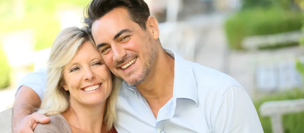 Ein Ehepaar umarmt sich und sorgt füreinander